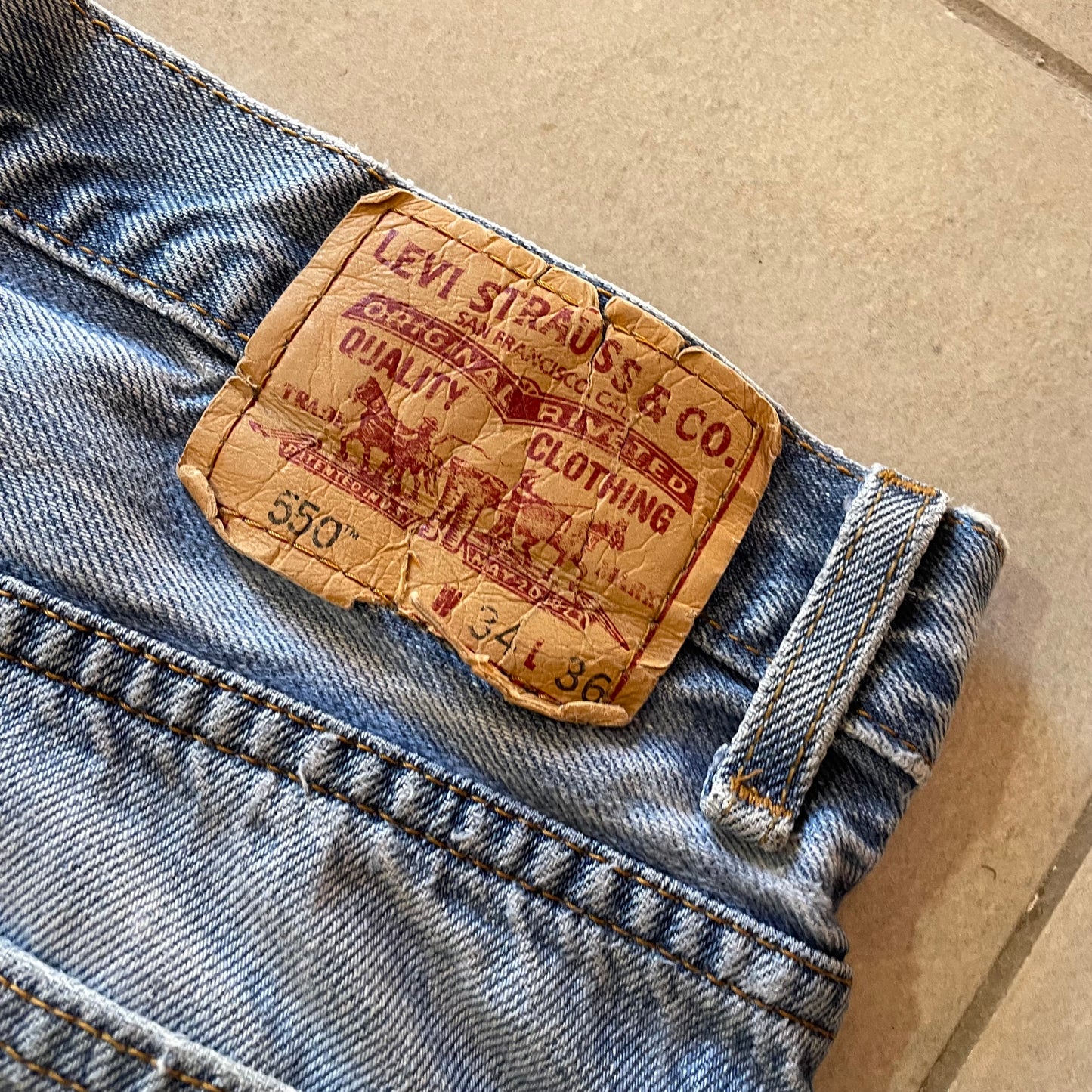 (34/32) VINTAGE LEVI'S PANT - 550