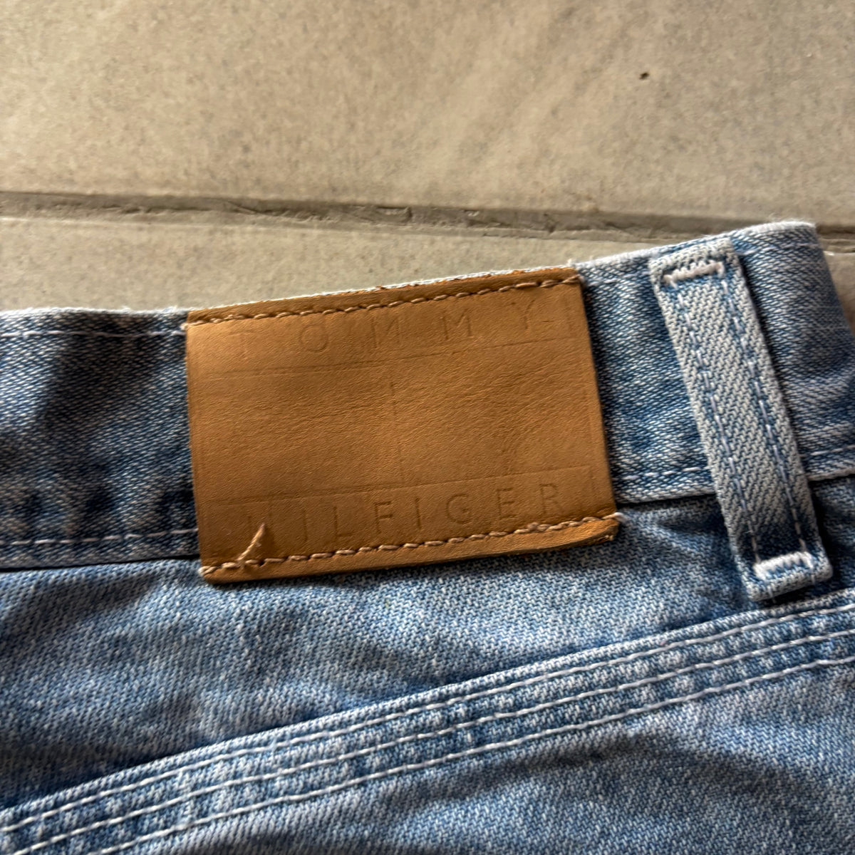 (28) TOMMY HILFIGER MINI SHORT DENIM