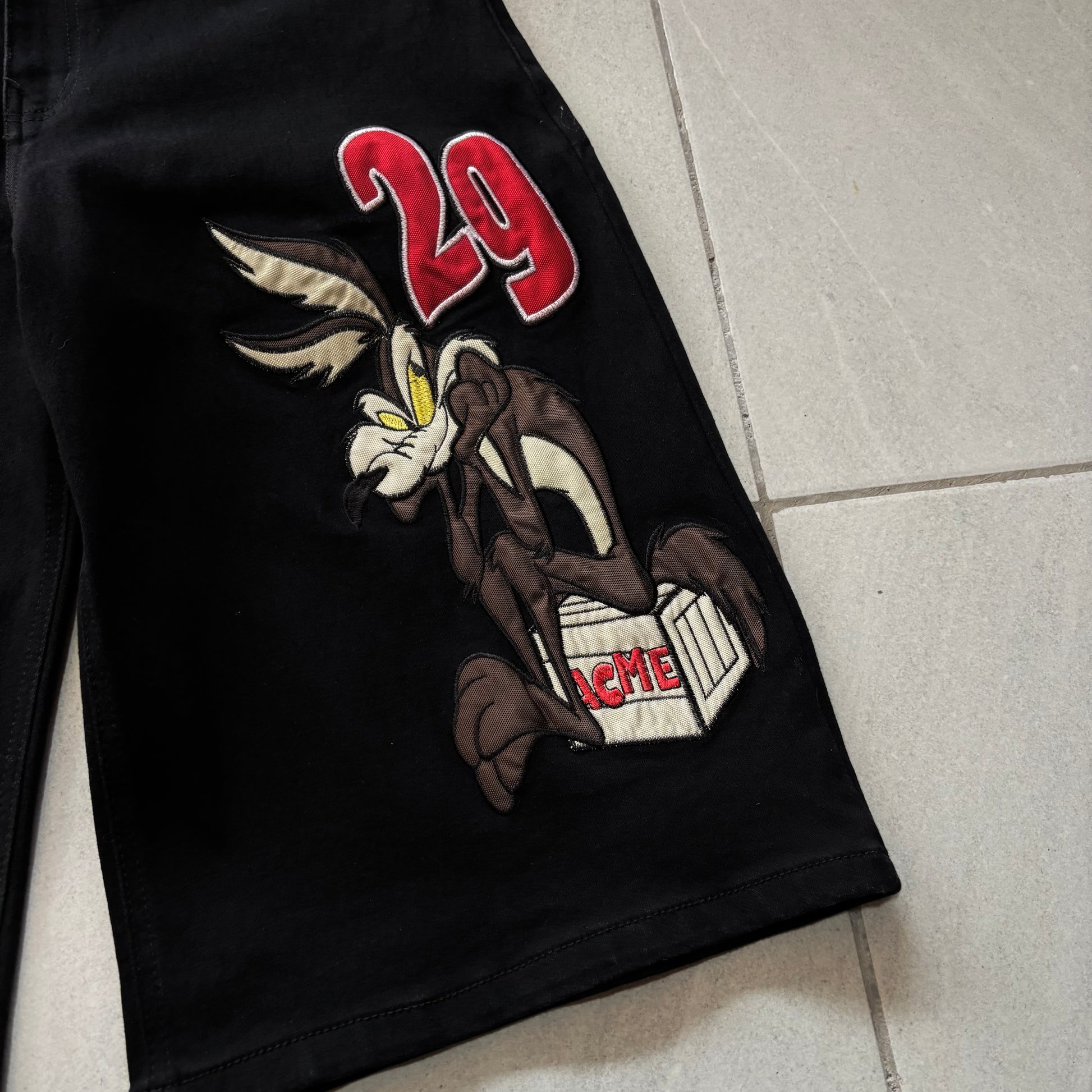 (32) CRAZY JORT LOONEY TUNES - NEW