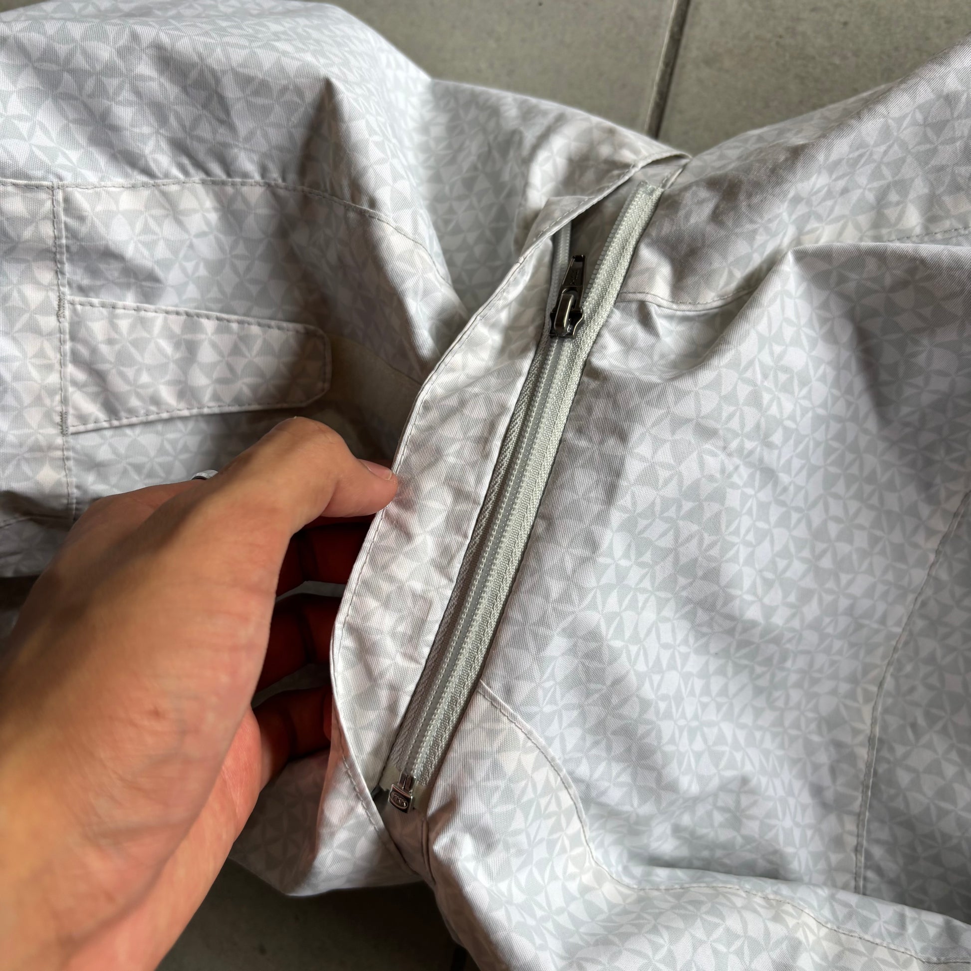 (L) COLUMBIA ABSTRACT WATERPROOF NEW