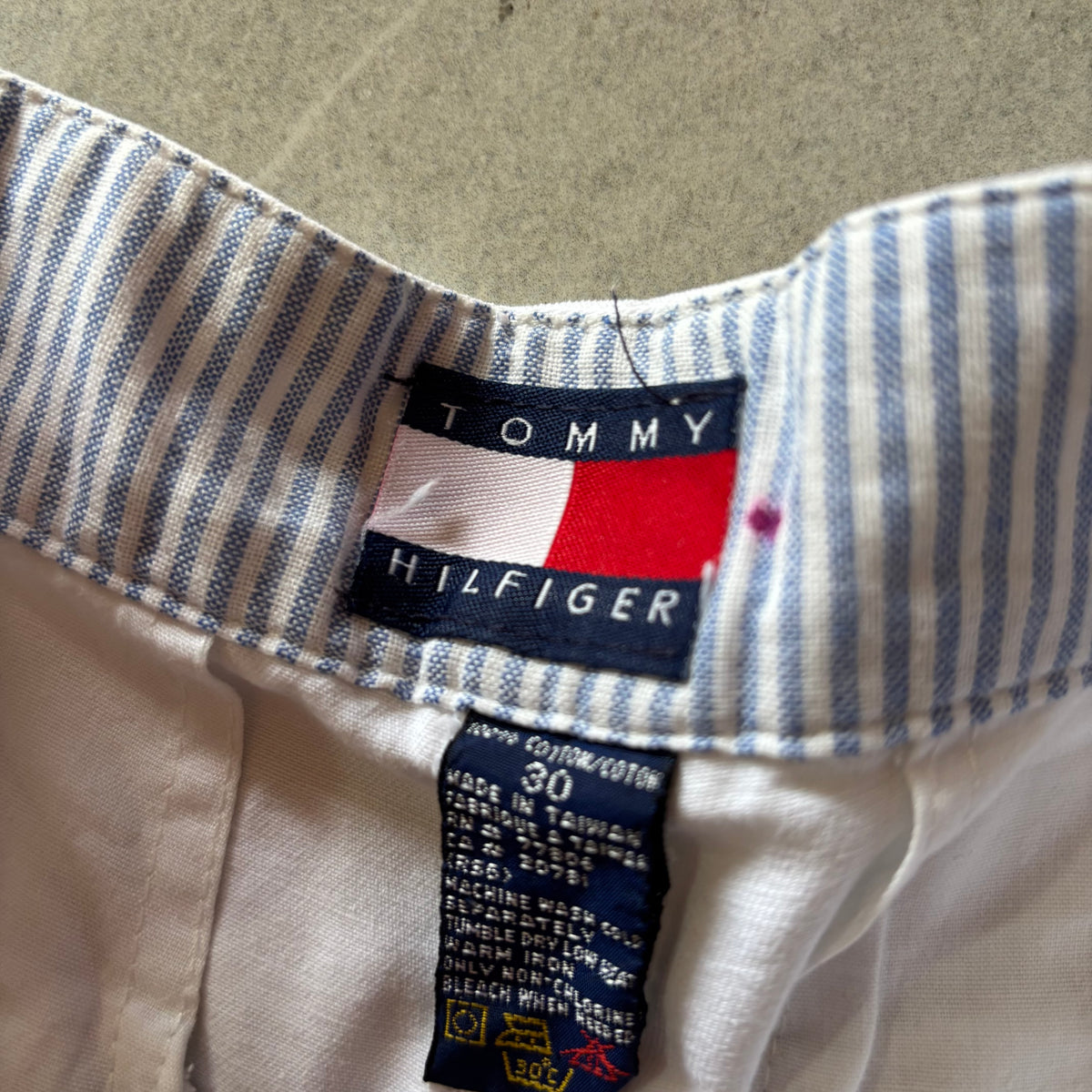(30) TOMMY HILFIGER SHORT WHITE