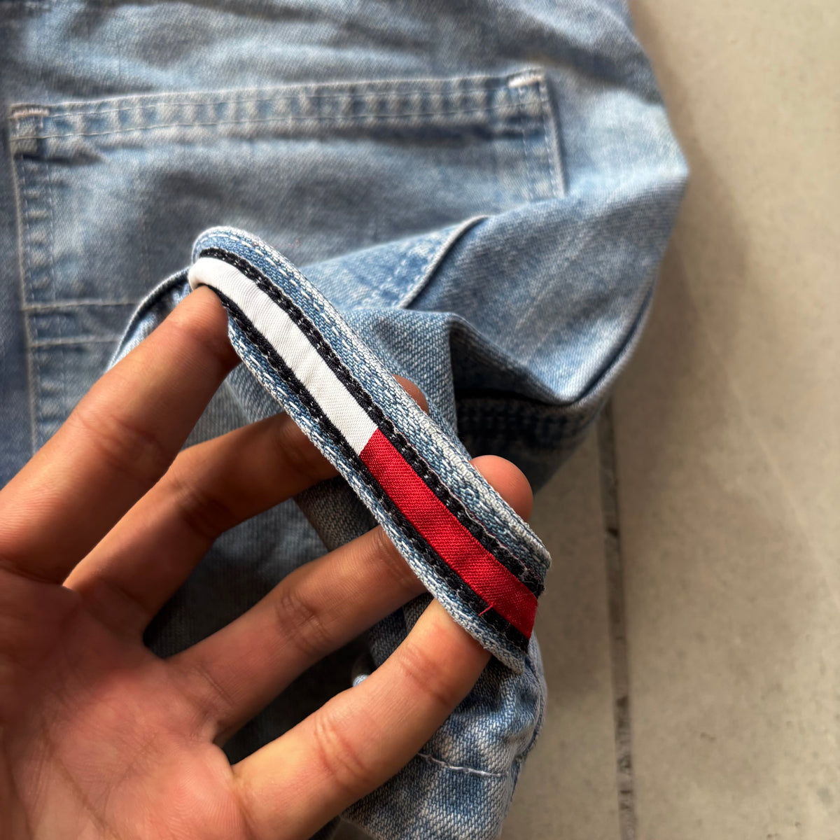 (28) TOMMY HILFIGER MINI SHORT DENIM
