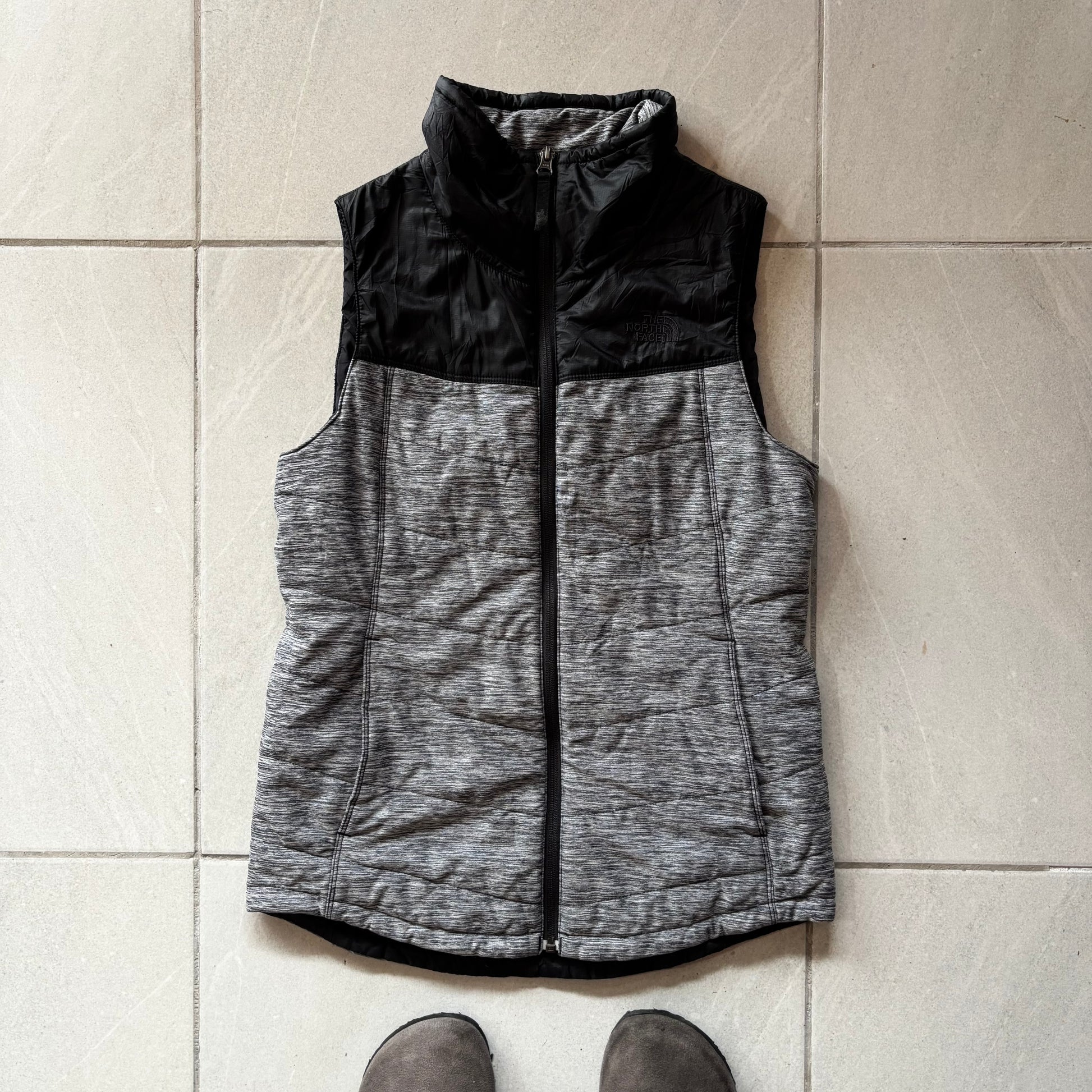 (L) PUFFER VEST TNF - BLACK AND GREY