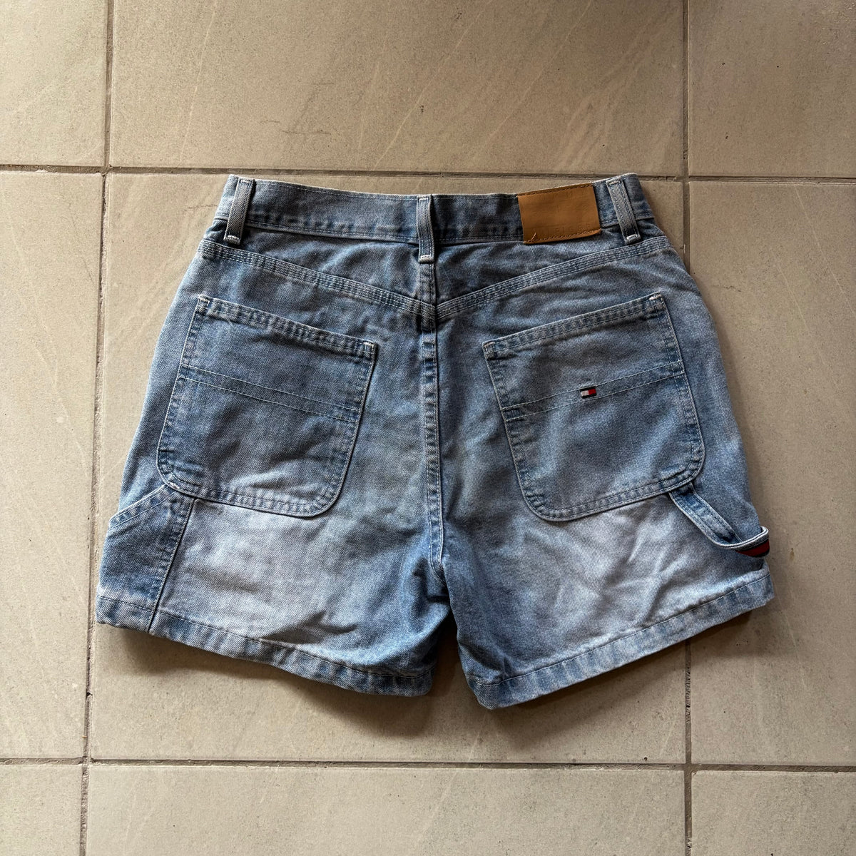 (28) TOMMY HILFIGER MINI SHORT DENIM
