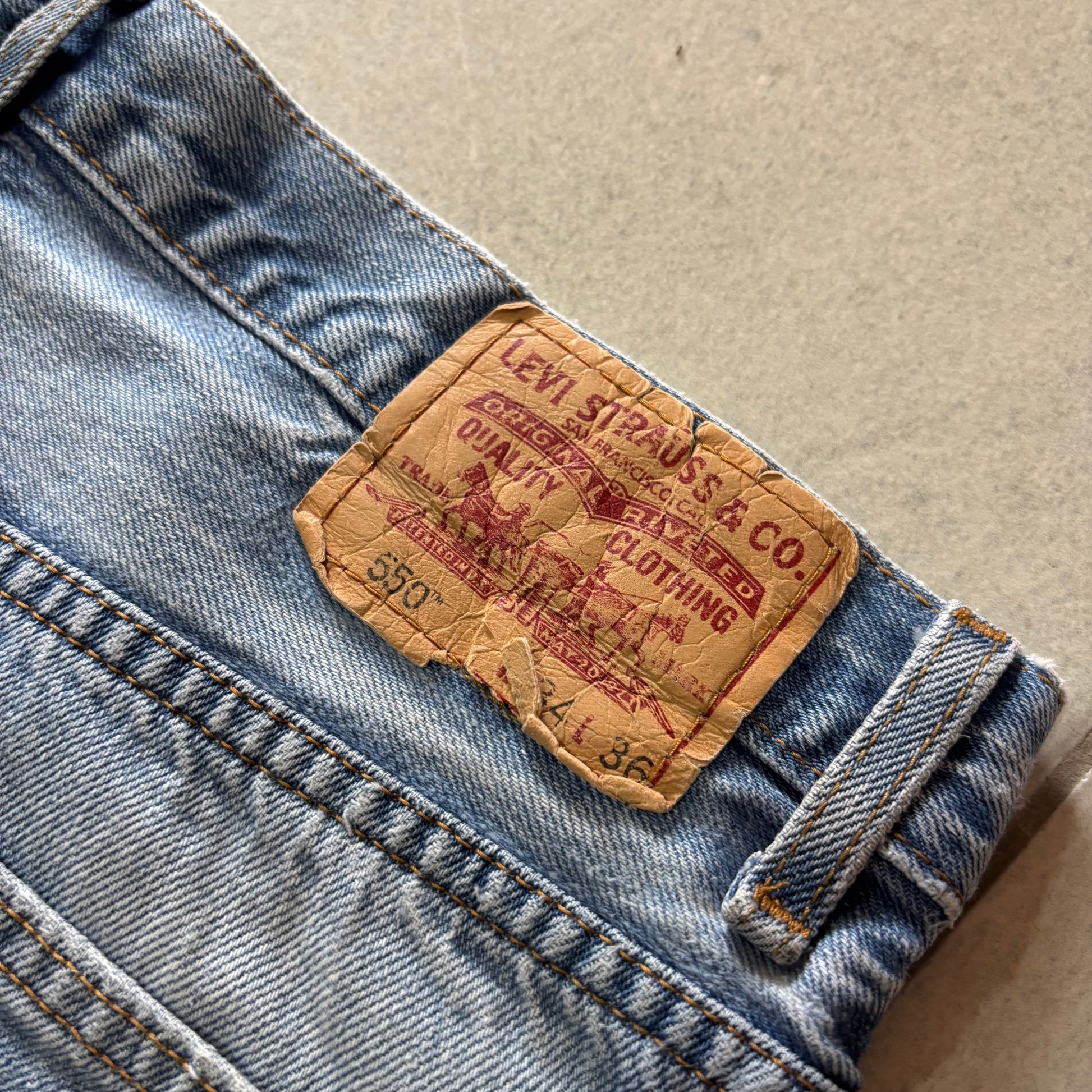 (34/32) LEVI'S 550 DENIM PANT