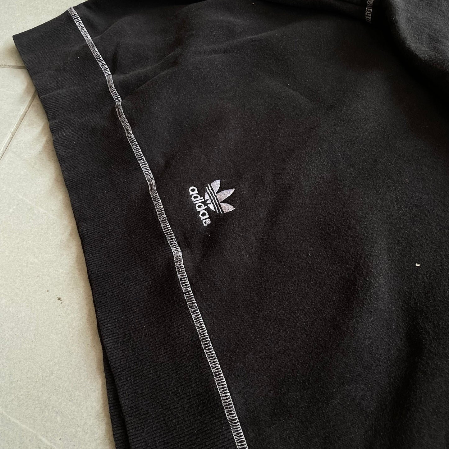 (Xl fit L Boxy Fit) Vintage Adidas Hoodie Negra con Bordados en Hilo Blanco