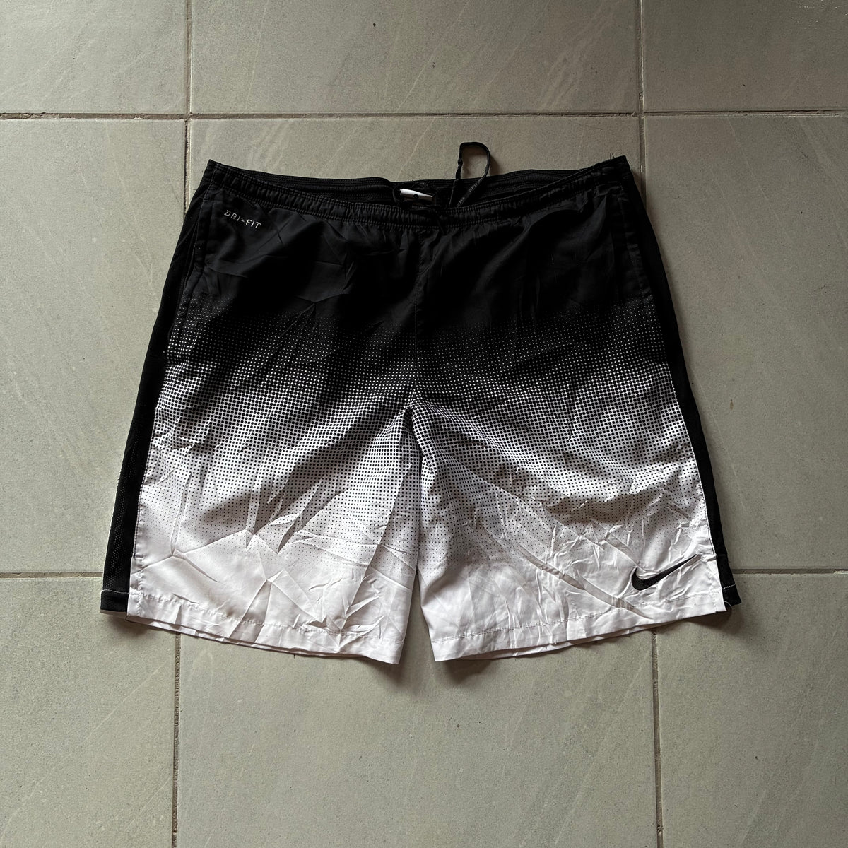(L) NIKE DRI FIT SHORT